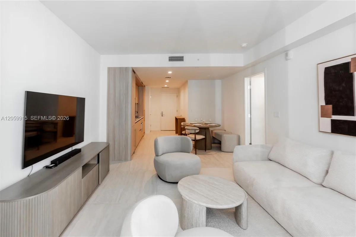 77 SE 5th St #1910, Miami: photo 1 of 25