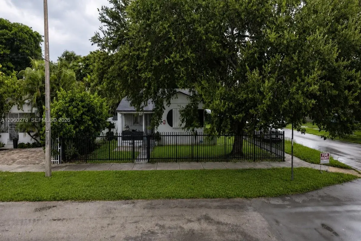 1501 NW 42nd St, Miami: photo 1 of 17
