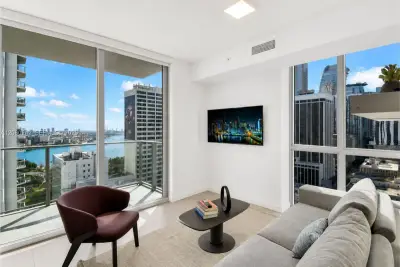 227 NE 2nd St #2000, Miami: photo 1 of 27