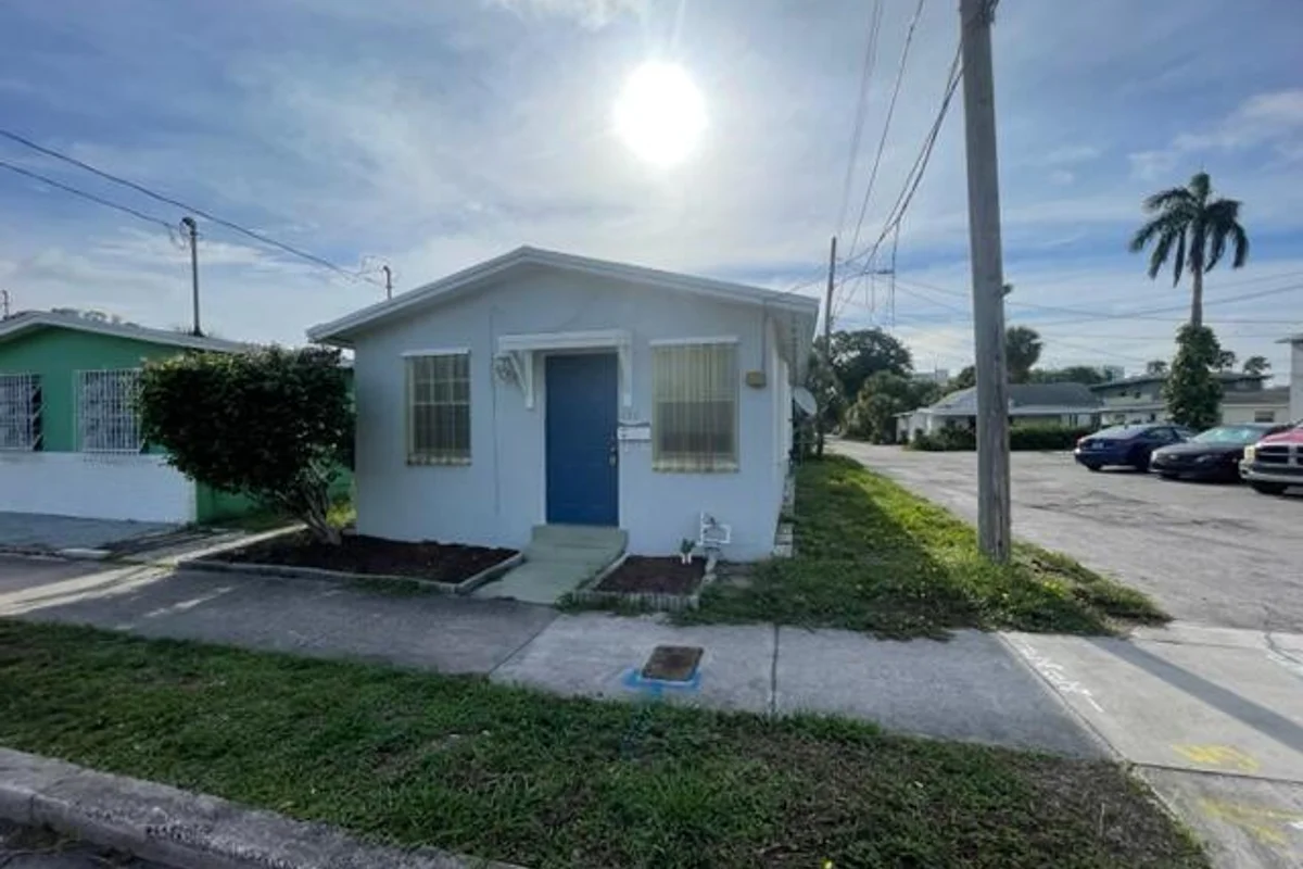 420 Douglass Ave, West Palm Beach: photo 1 of 9