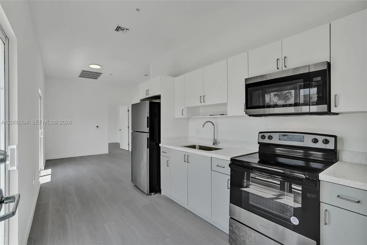 1567 NW 1st St #8, Miami: photo 1 of 19