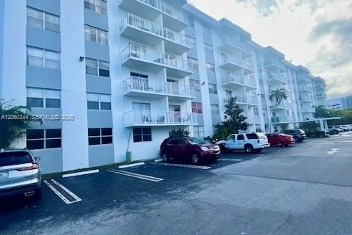 Condo in North Miami Beach: photo 1 of 36