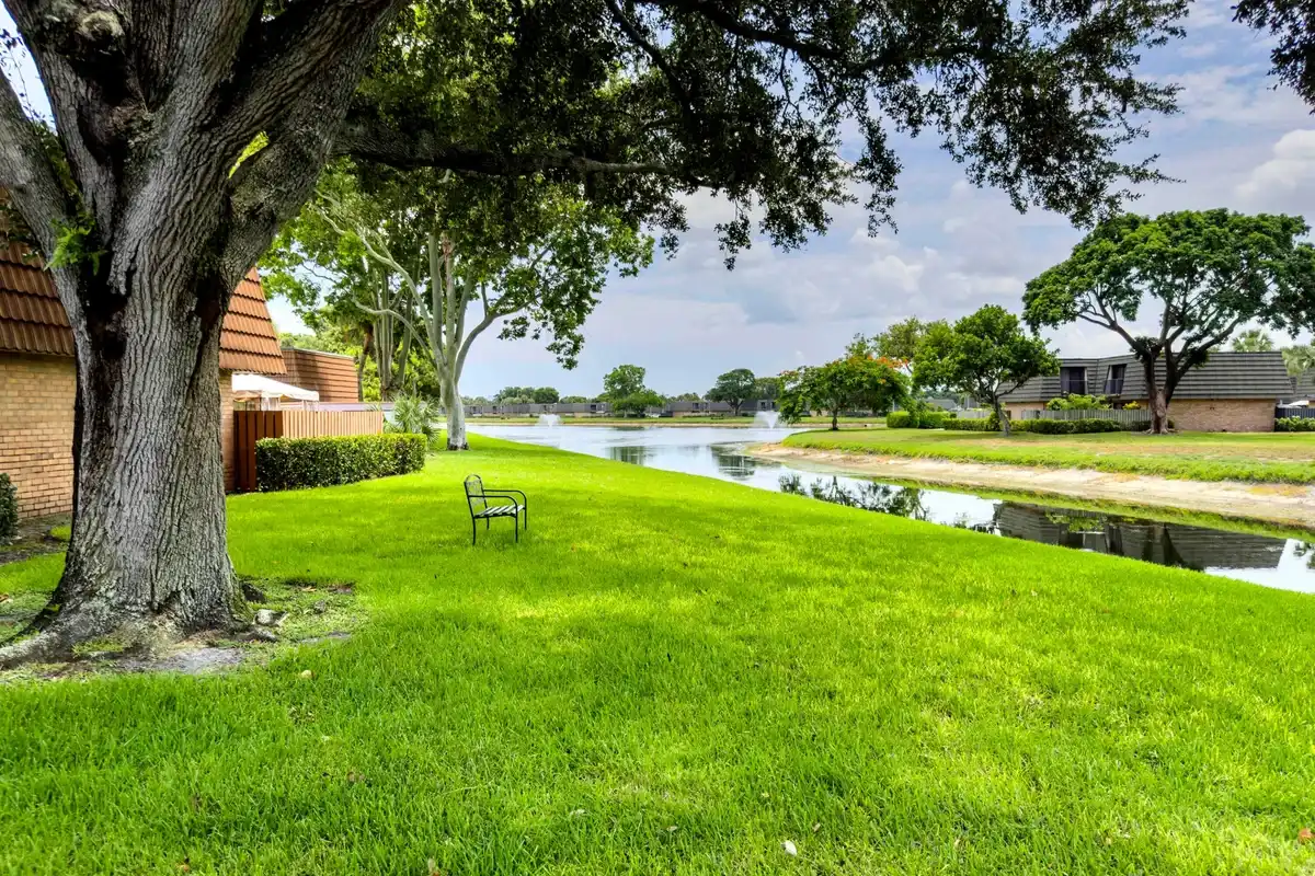 187 Charter Way, West Palm Beach: photo 1 of 25