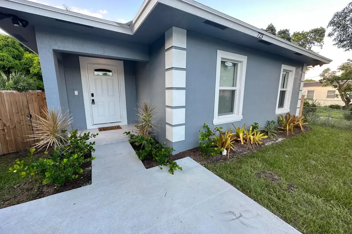 723 20th St, West Palm Beach: photo 1 of 21
