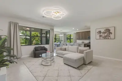 4601 Pinehurst Trl E, Oakland Park: photo 1 of 40