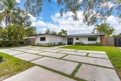 1713 SW 5th St, Fort Lauderdale: photo 1 of 29