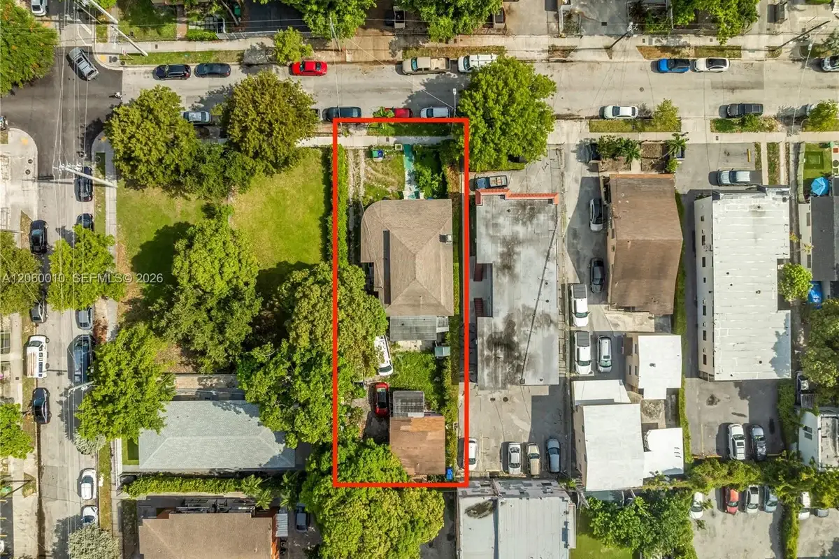 1121 NW 5th St, Miami: photo 1 of 6