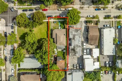 1121 NW 5th St, Miami: photo 1 of 6