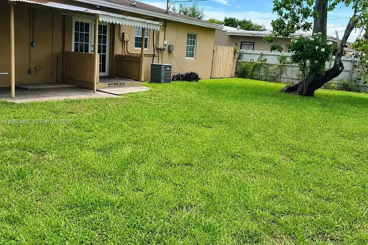 8924 NW 35th Ct, Miami: photo 1 of 8