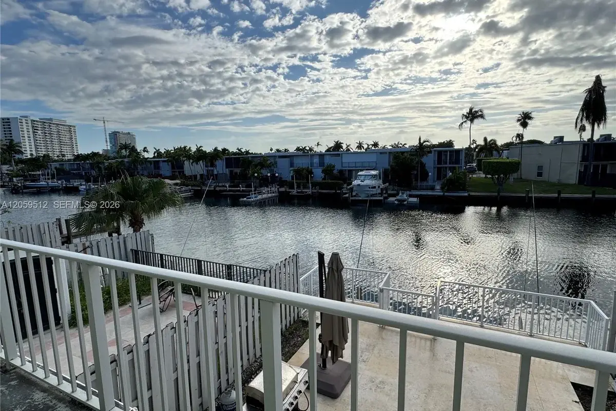921 NE 26th Ave, Hallandale Beach: photo 1 of 16