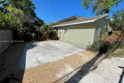 1108 NE 3rd St #C, Fort Lauderdale: photo 1 of 8