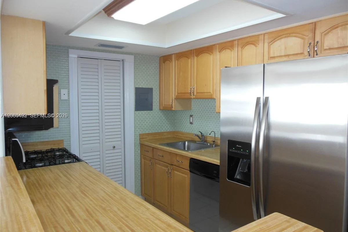 1350 W 53rd St #8, Hialeah: photo 1 of 8