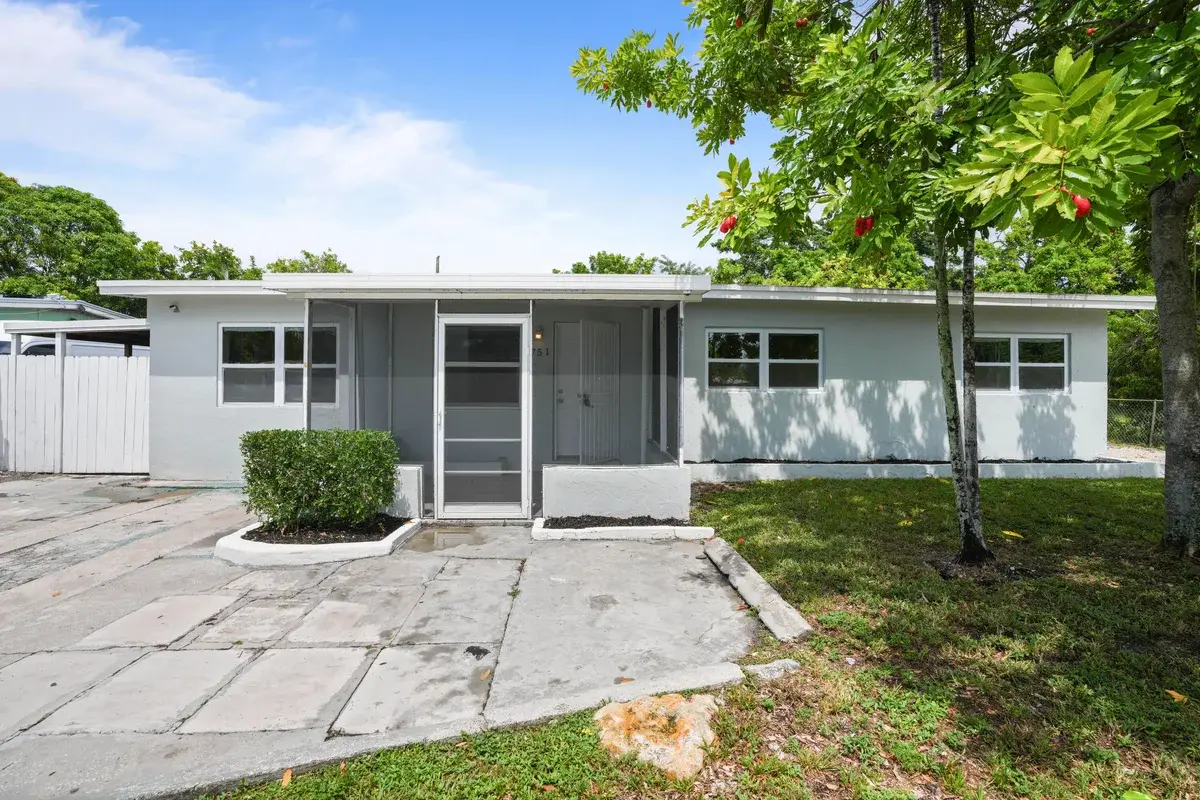 1751 Lauderdale Manor Dr, Fort Lauderdale: photo 1 of 4