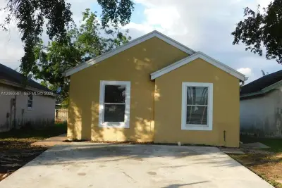 738 SW 9th St, Florida City: photo 1 of 30