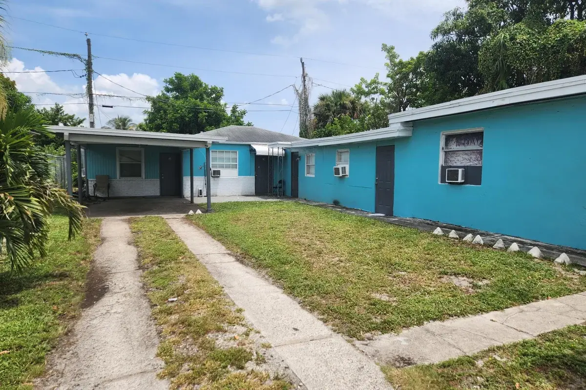 134 W 24th W #1, Riviera Beach: photo 1 of 9