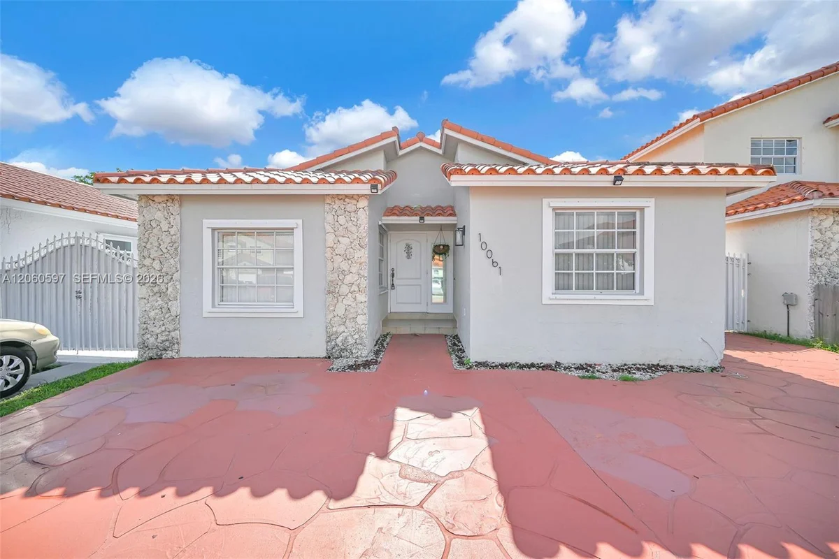 House in Miami: photo 1 of 27