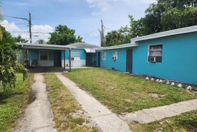 134 W 24th W #1, Riviera Beach: photo 1 of 9