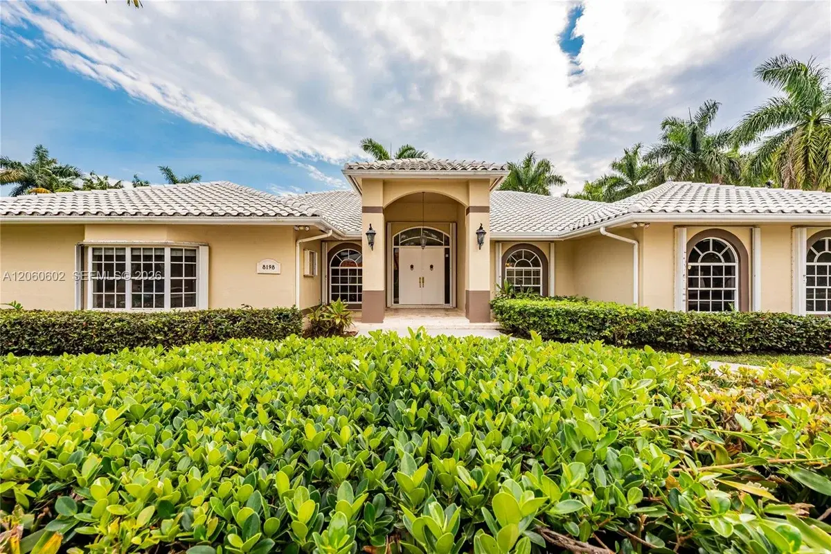 House in Miami: photo 1 of 61