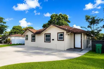 10501 SW 172nd St, Miami: photo 1 of 16