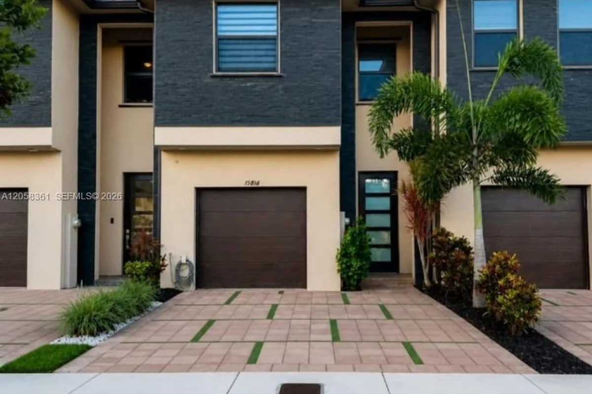 15816 NW 91st Ave, Miami Lakes: photo 1 of 24