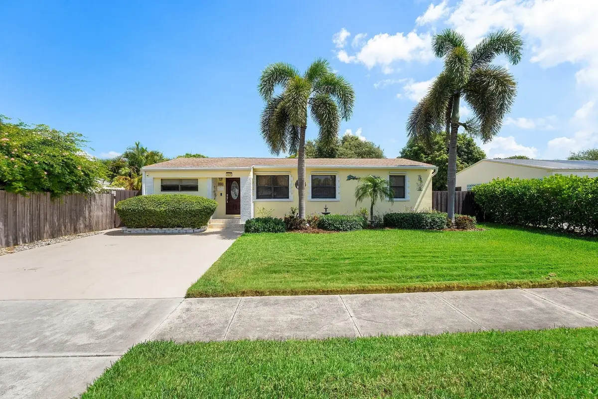 141 Date Palm Dr, Lake Park: photo 1 of 35