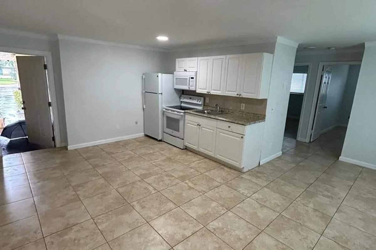 1119 NW 6th Ave #4, Pompano Beach: photo 1 of 11