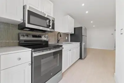 2440 SW 3rd St #2, Miami: photo 1 of 8