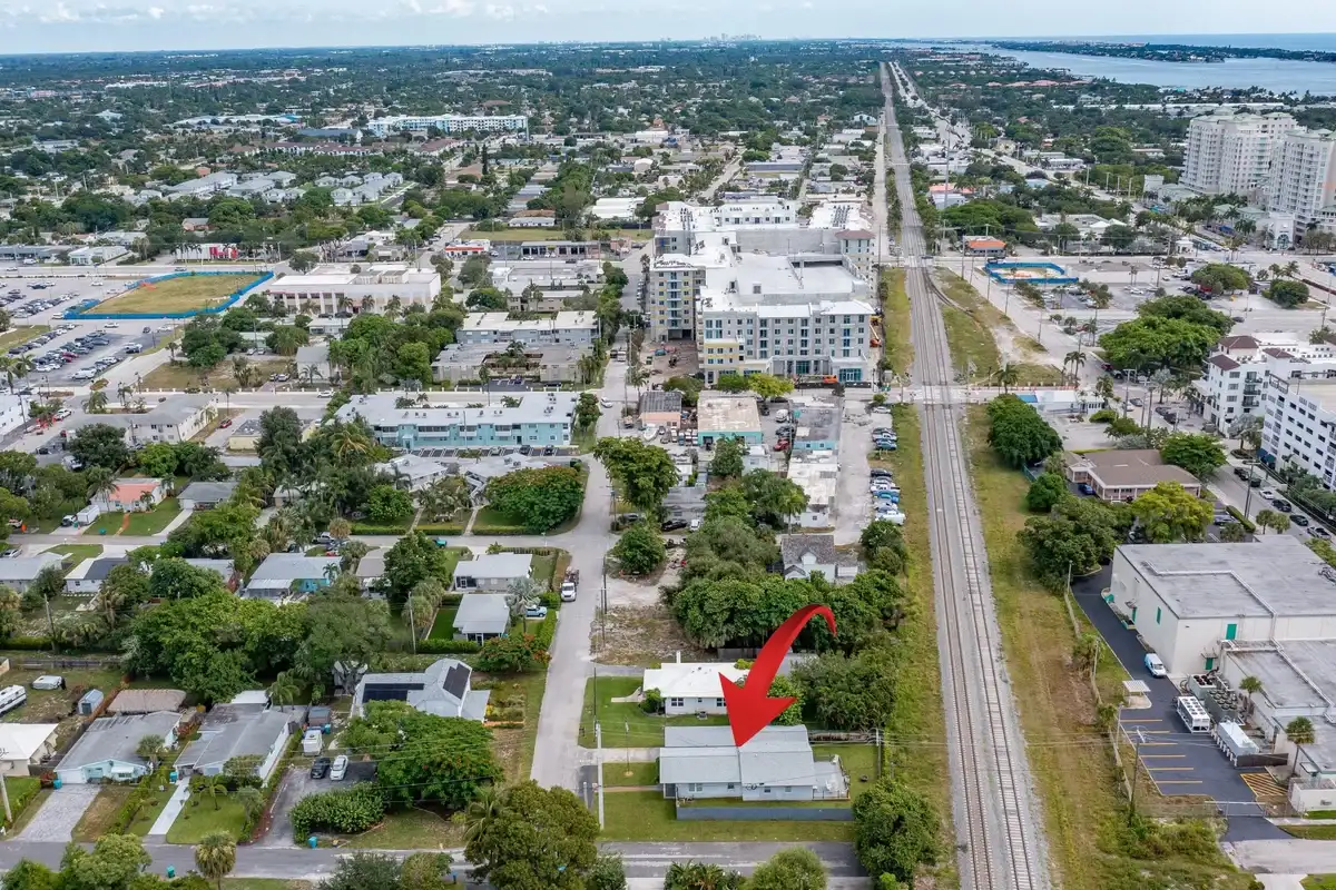 222 SE 3rd St, Boynton Beach: photo 1 of 24