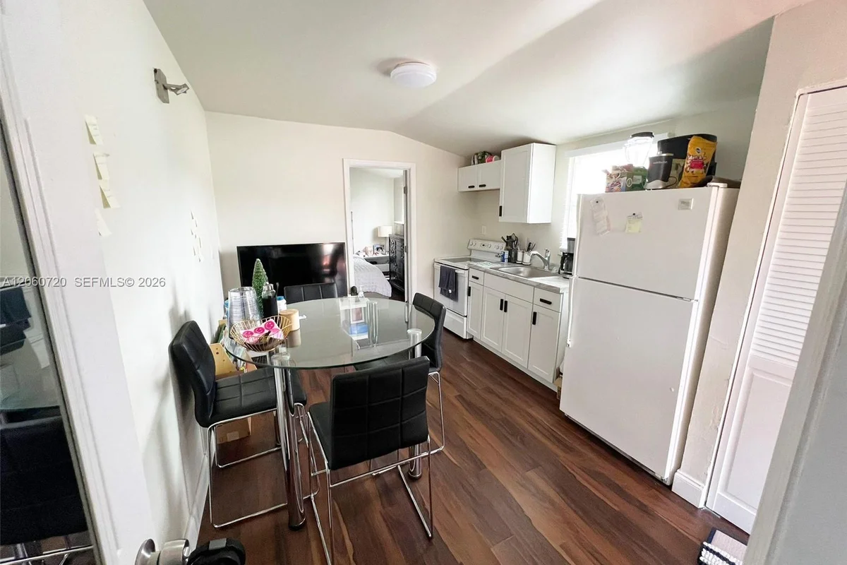320 SW 4th Ave B #7, Miami: photo 1 of 9