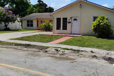 57 SE 12th St, Dania Beach: photo 1 of 1