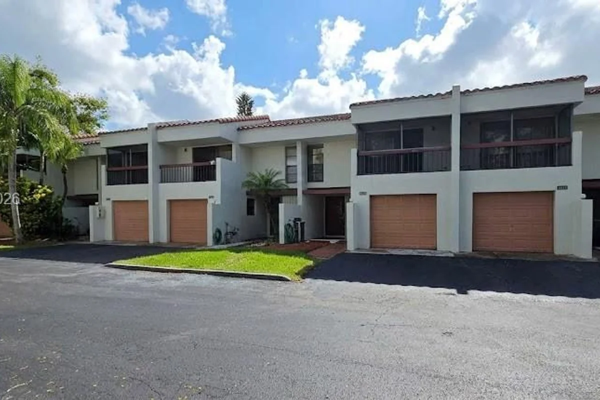 Townhouse in Lauderhill: photo 1 of 37