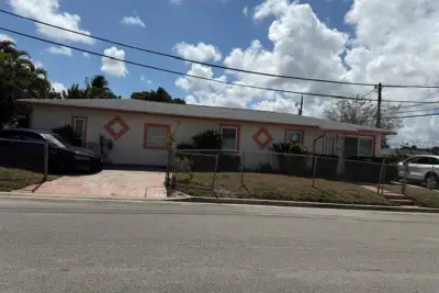 1585 W 36th St, West Palm Beach: photo 1 of 6