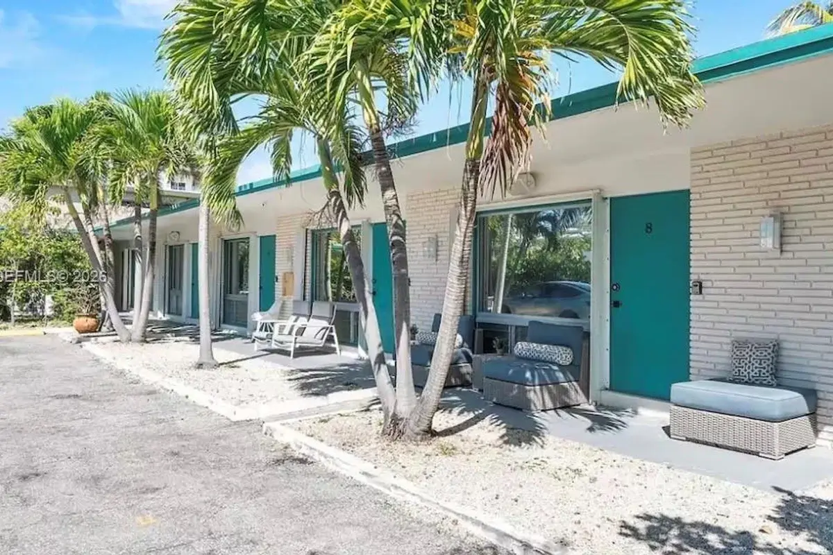 333 Palm St, Hollywood: photo 1 of 56