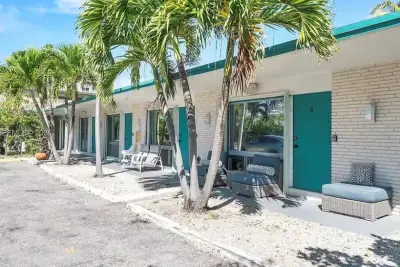 333 Palm St, Hollywood: photo 1 of 56