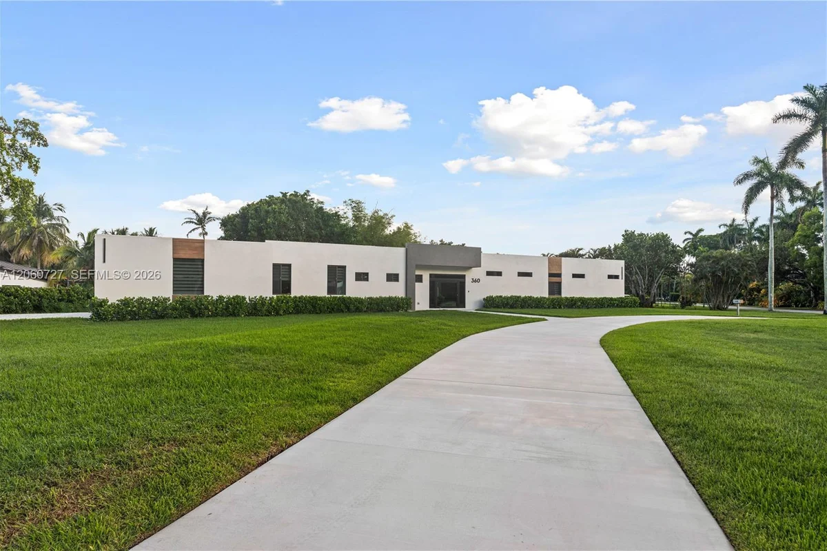 360 Holly Ln, Plantation: photo 1 of 57