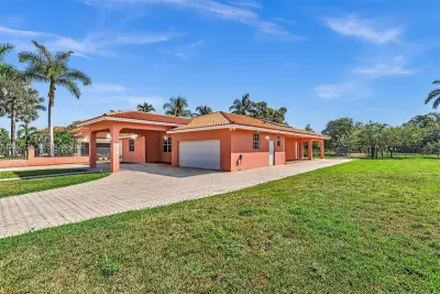 279 NW 119th Ave, Miami: photo 1 of 59