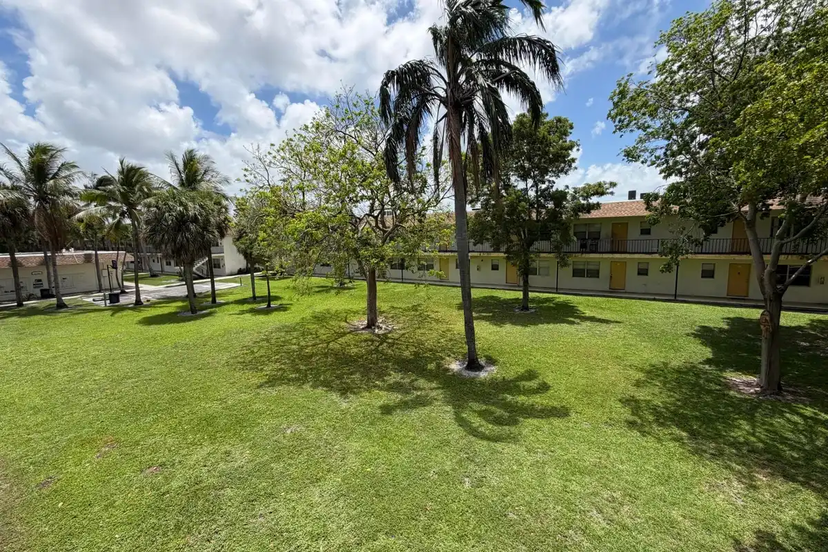 4160 NW 21st St #220-E, Lauderhill: photo 1 of 8