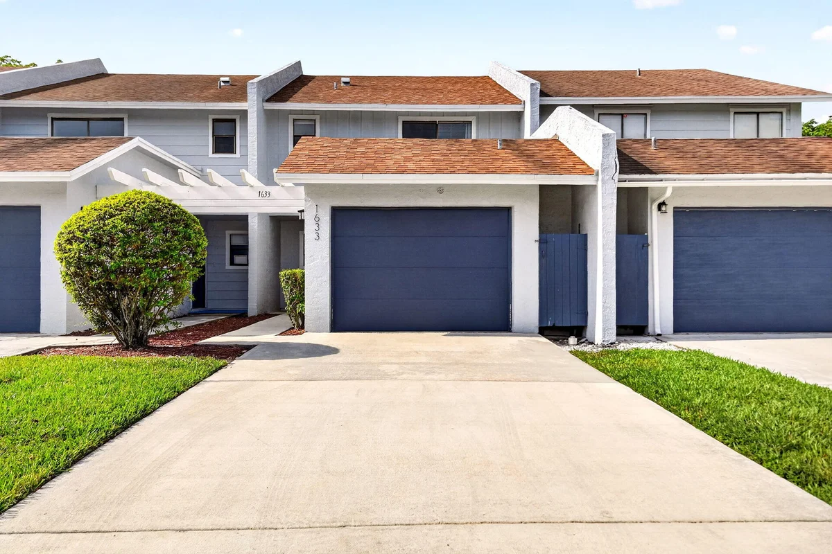 1633 Woodbridge Lakes Cir, West Palm Beach: photo 1 of 40