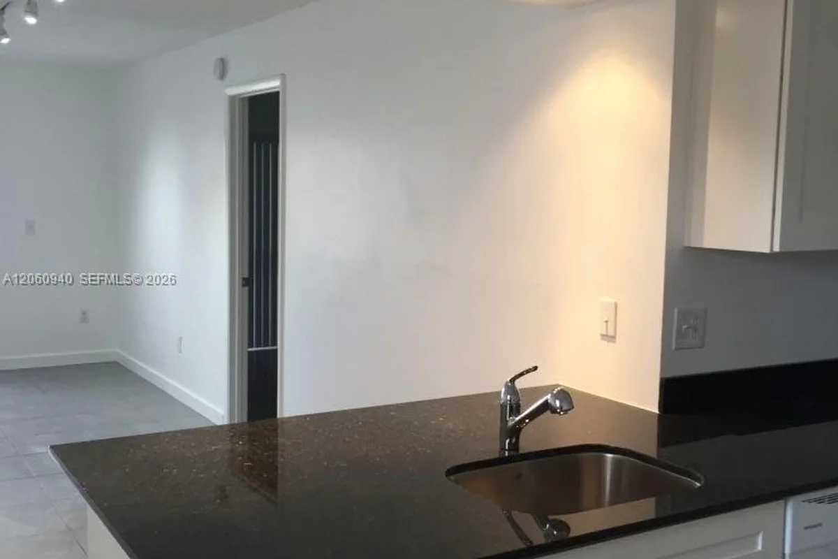 860 NE 209th Ter #104-33, Miami: photo 1 of 25
