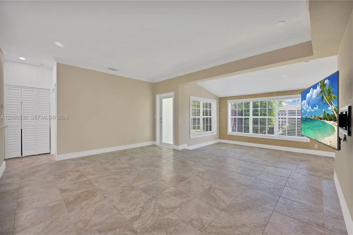 818 NE 3rd St, Hallandale Beach: photo 1 of 21