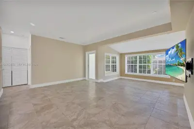 818 NE 3rd St, Hallandale Beach: photo 1 of 21