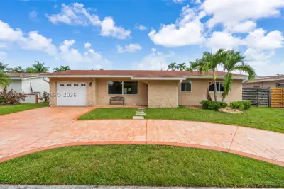 11311 NW 23rd St, Pembroke Pines: photo 1 of 35