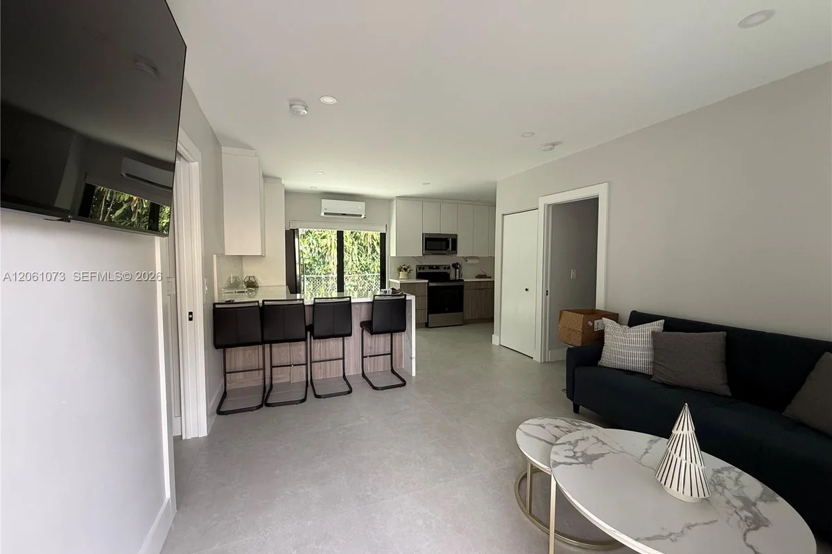 1050 NE 9th Ave #4, Fort Lauderdale: photo 1 of 14