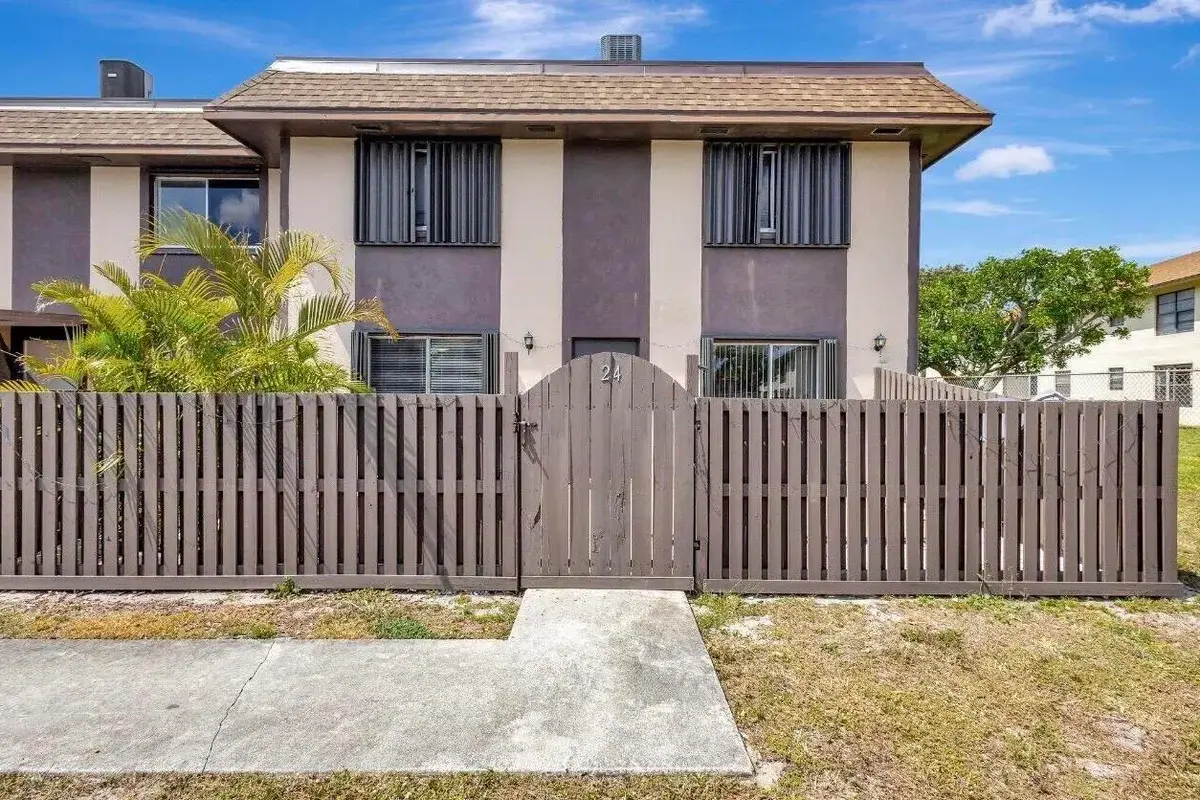2110 Sherwood Forest Blvd #24, West Palm Beach: photo 1 of 4