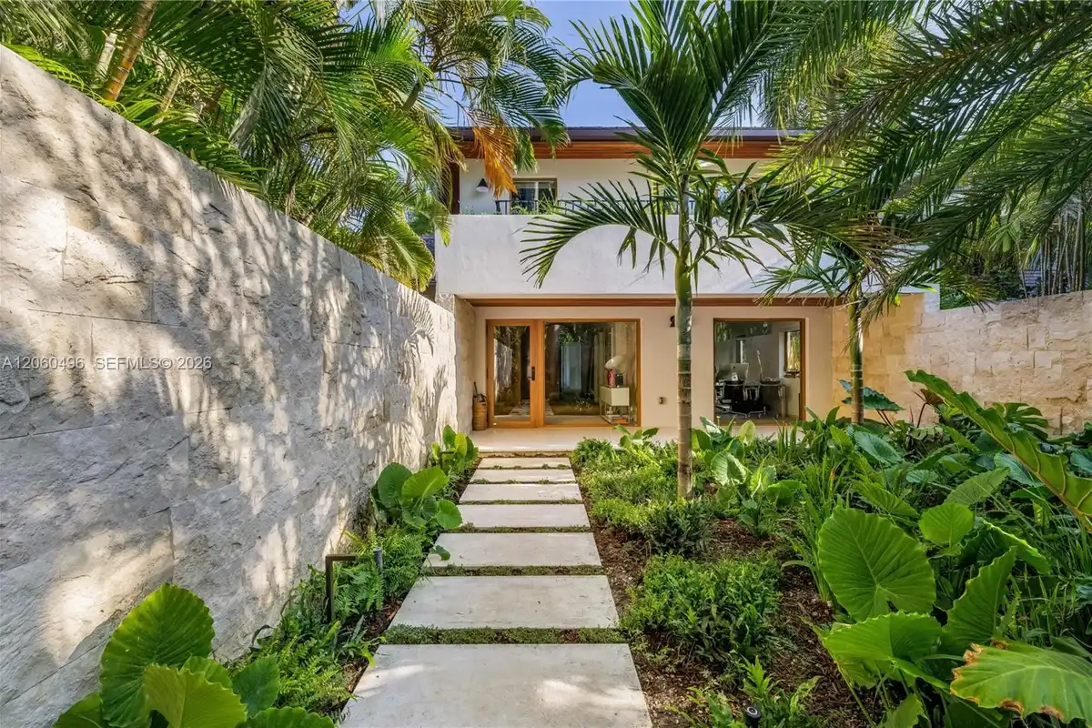 3600 Stewart Ave, Miami: photo 1 of 54