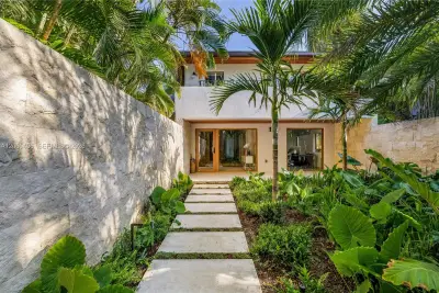 3600 Stewart Ave, Miami: photo 1 of 54