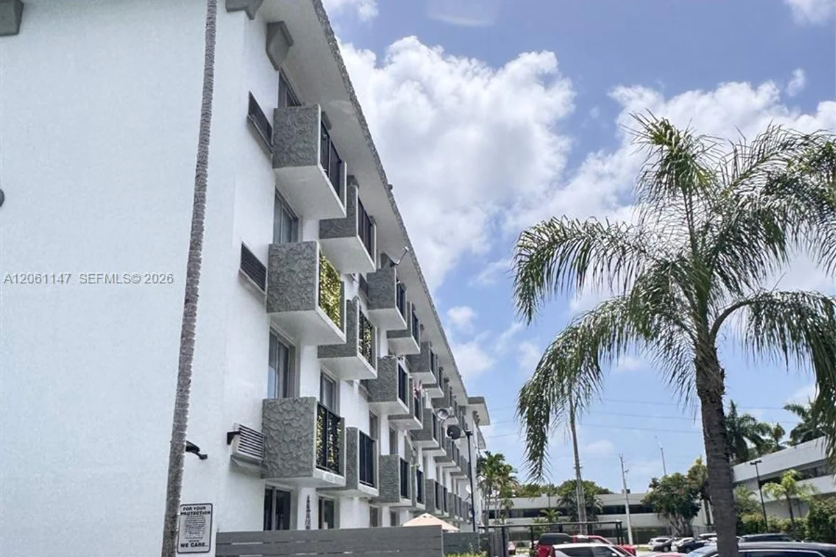 16450 NW 2nd Ave #207, Miami: photo 1 of 20