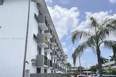 16450 NW 2nd Ave #207, Miami: photo 1 of 20