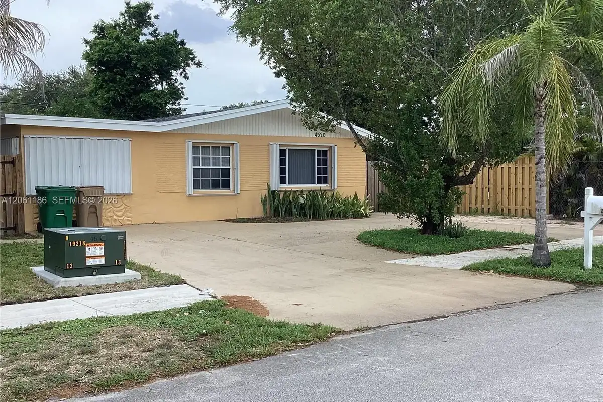 4320 SW 56th Ave, Davie: photo 1 of 40