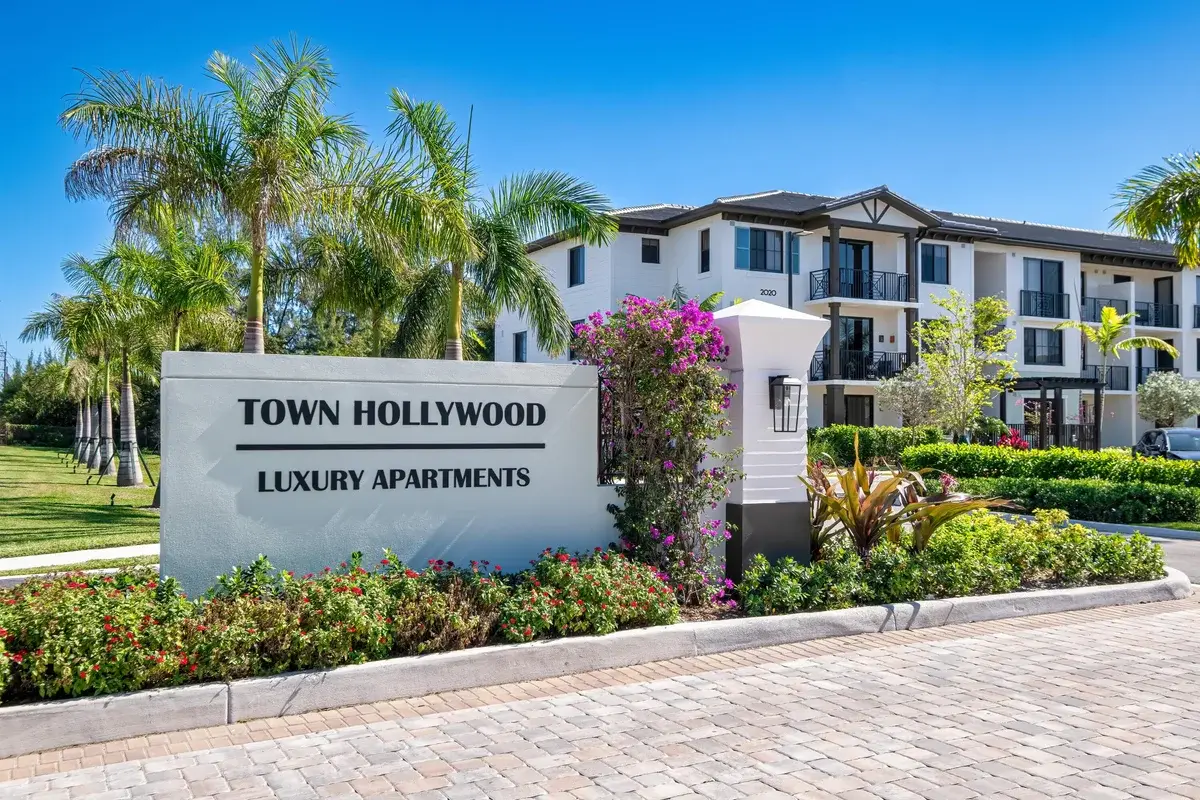 2000 Stirling Rd #3-101, Hollywood: photo 1 of 35